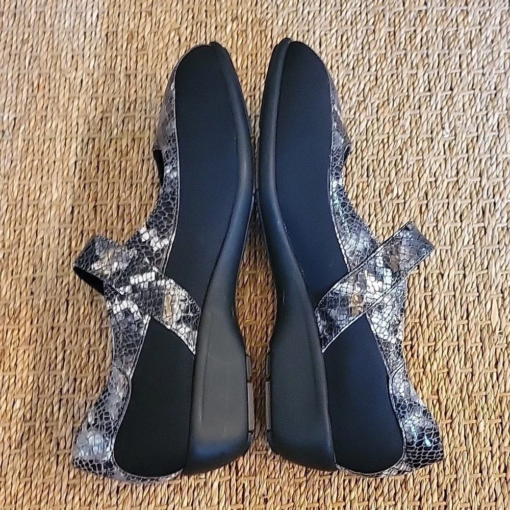 COMFORT CLUB leather snakeskin mary jane wedge shoes. EU size 41 or US 10.5/11.